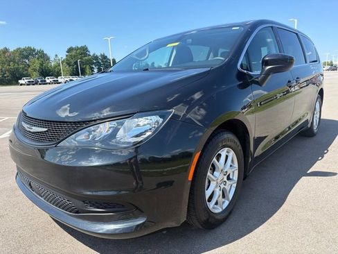 Used 2022 Chrysler Voyager LX FWD image 2