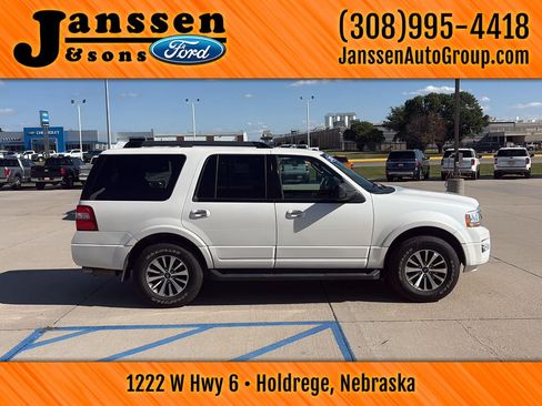 Used 2017 Ford Expedition XLT w/ Equipment Group 202A AWD/4WD image 5