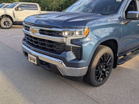 Used 2023 Chevrolet Silverado 1500 LT AWD/4WD image 9