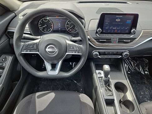 Used 2025 Nissan Altima 2.5 SV FWD image 17