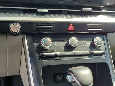 Used 2022 Kia Carnival LX image 27