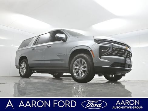 Used 2025 Chevrolet Suburban Premier image 3