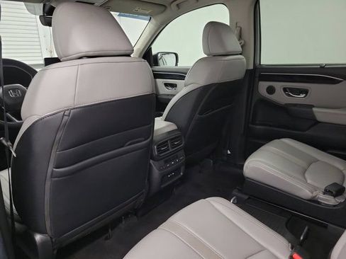 Used 2025 Honda Pilot Touring image 13