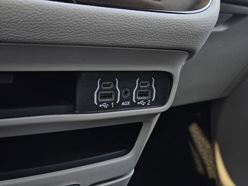 Used 2024 Chrysler Pacifica Select image 22