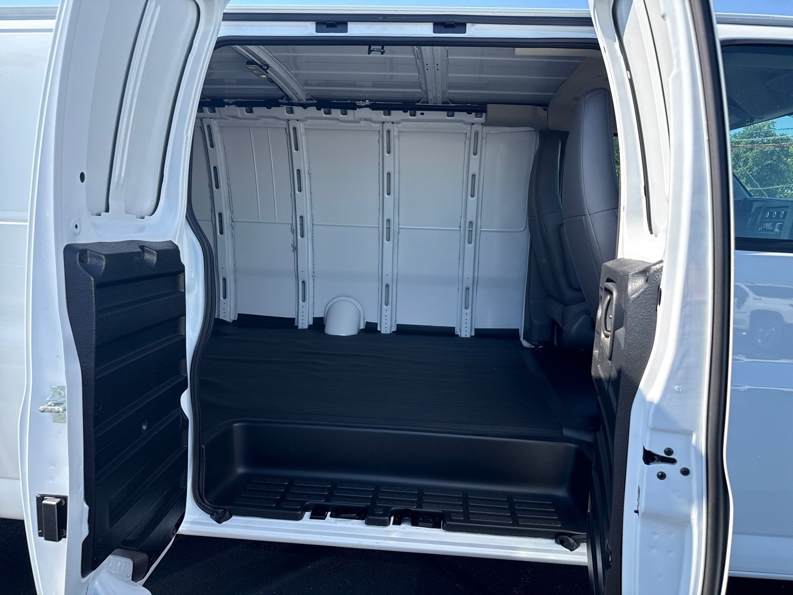 New 2025 Chevrolet Express 2500 Extended w/ Enhanced Convenience Package RWD image 16