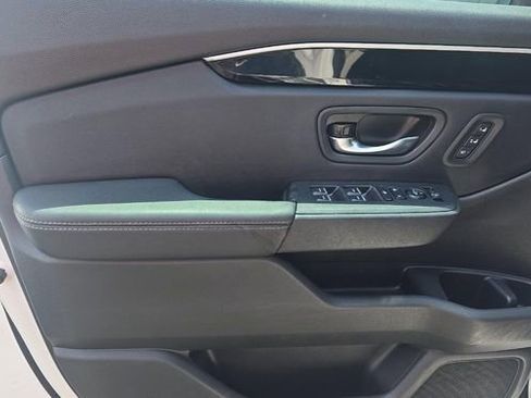 Used 2025 Honda Pilot EX-L image 9