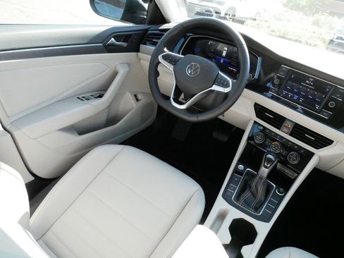 Used 2023 Volkswagen Jetta SE FWD image 9