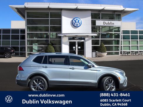 Certified 2022 Volkswagen Tiguan SE w/ Panoramic Sunroof Package image 3