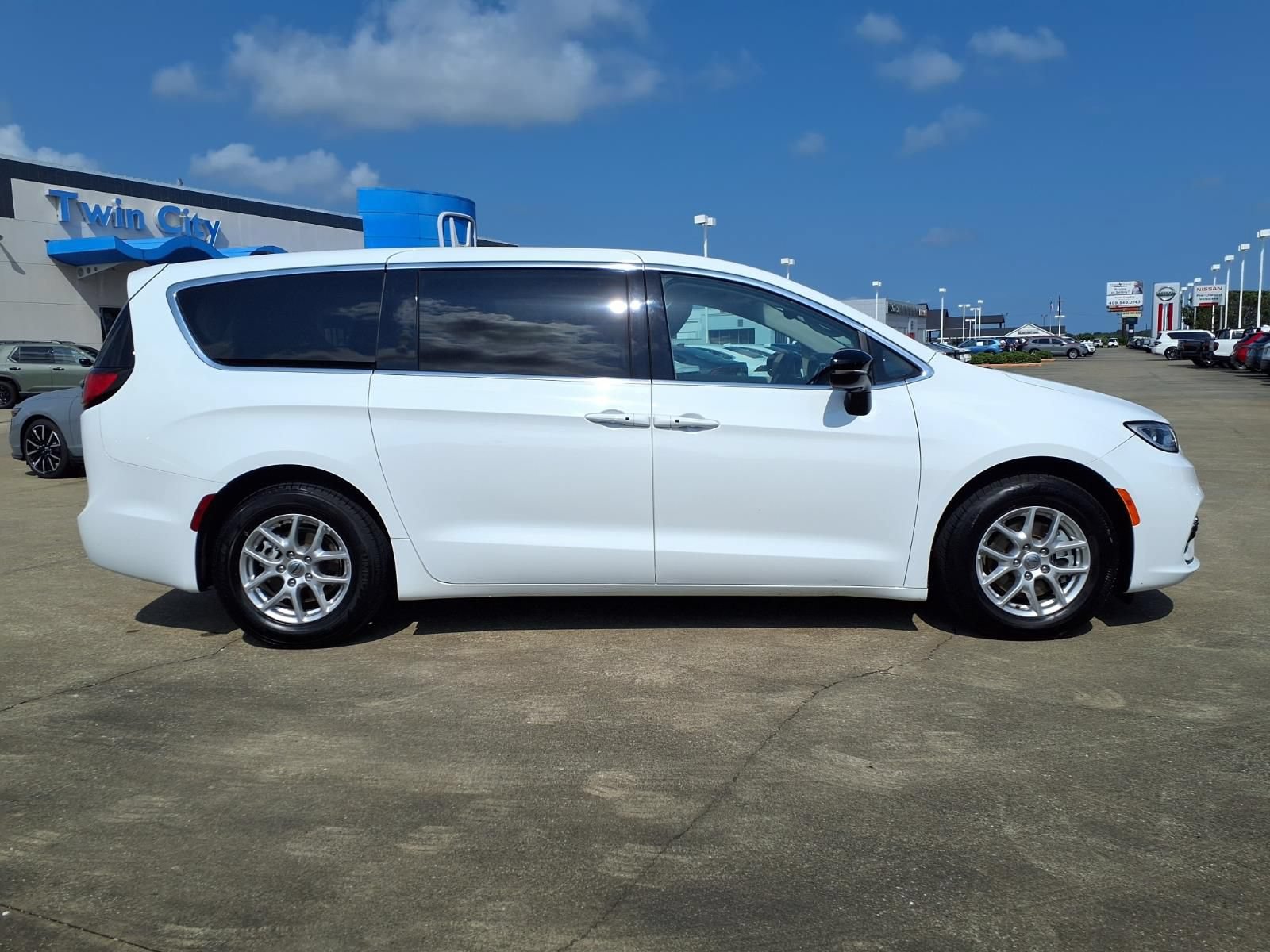 Used 2024 Chrysler Pacifica Touring-L FWD image 8