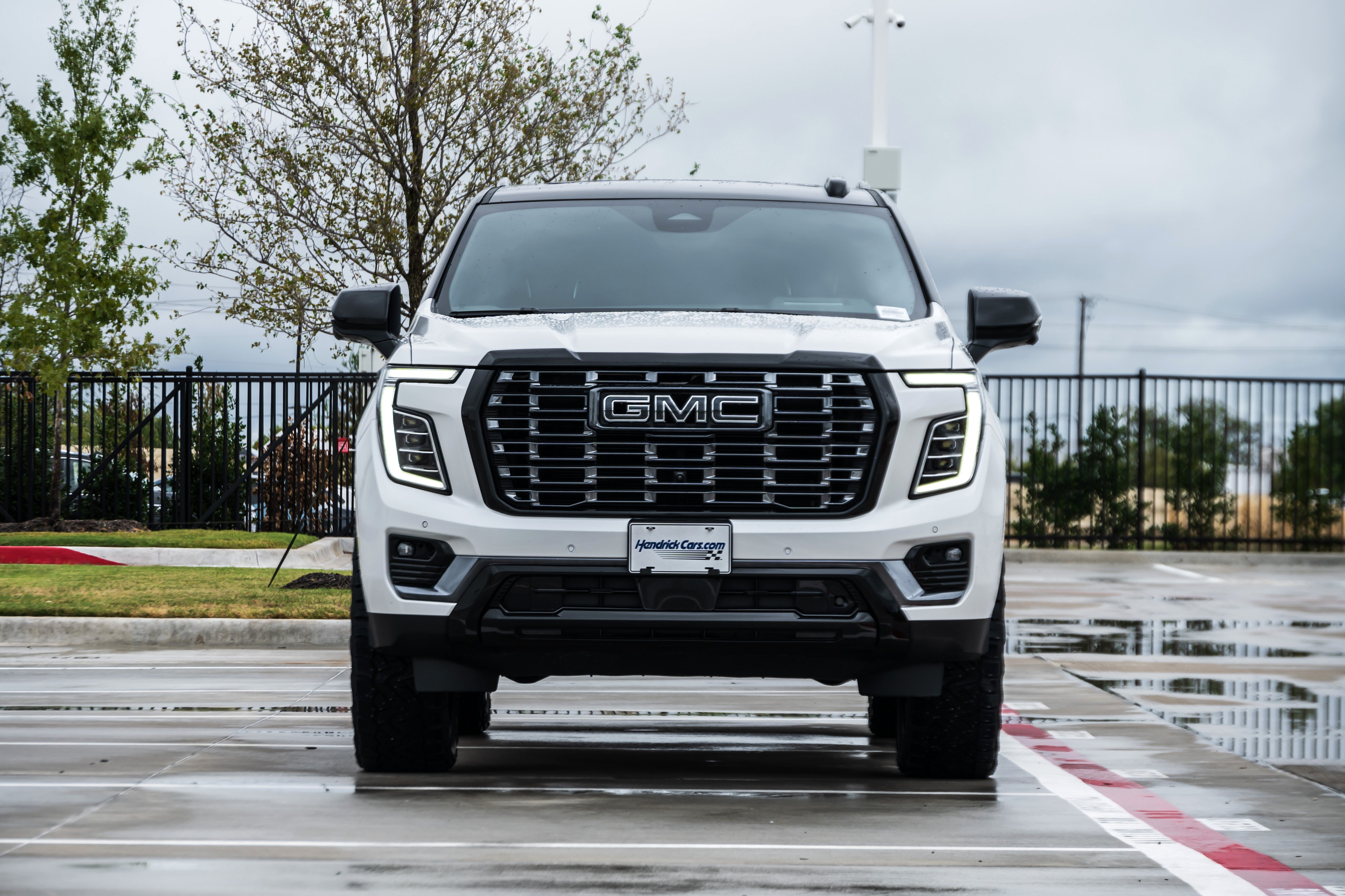 Used 2025 GMC Yukon Denali Ultimate AWD/4WD image 3