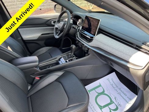 Used 2024 Jeep Compass Latitude image 12