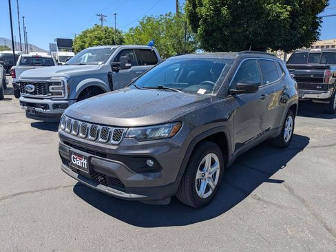Used 2024 Jeep Compass Latitude AWD/4WD image 10