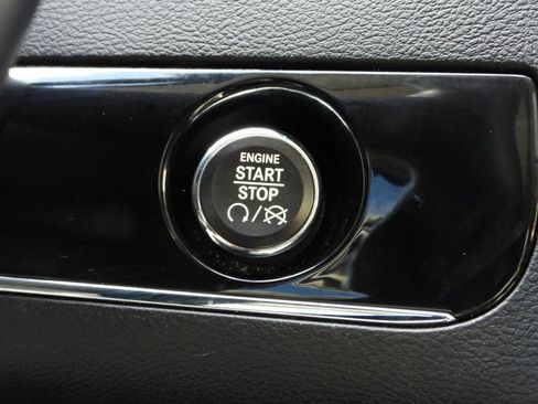 Used 2014 Chrysler Town & Country Touring-L image 34