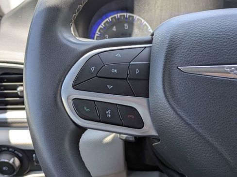 Used 2023 Chrysler Pacifica Touring-L FWD image 27