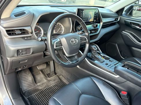 Used 2022 Toyota Highlander XLE AWD/4WD image 11