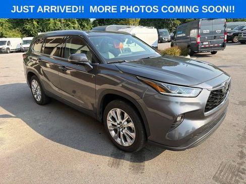Used 2025 Toyota Highlander Limited FWD image 9