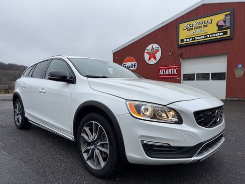 Used 2018 Volvo V60 T5 Cross Country w/ Convenience Package image 1