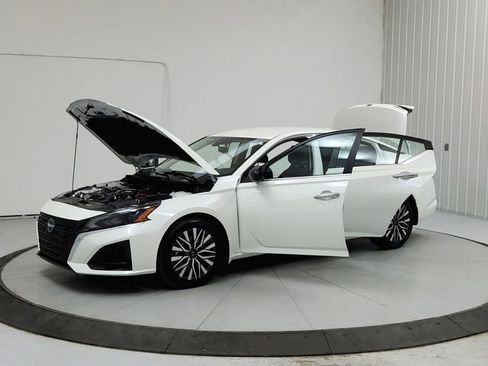 Used 2025 Nissan Altima 2.5 SV FWD image 11