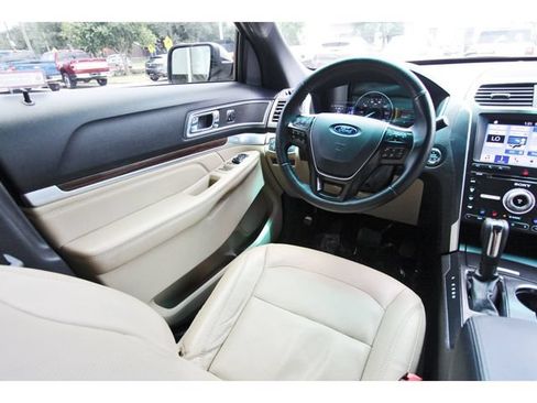 Used 2017 Ford Explorer Limited w/ Equipment Group 301A FWD image 7