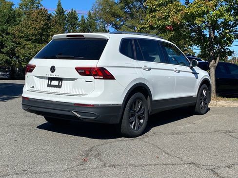 Certified 2022 Volkswagen Tiguan SE w/ Panoramic Sunroof Package image 3