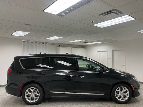 Used 2017 Chrysler Pacifica Touring-L Plus image 4