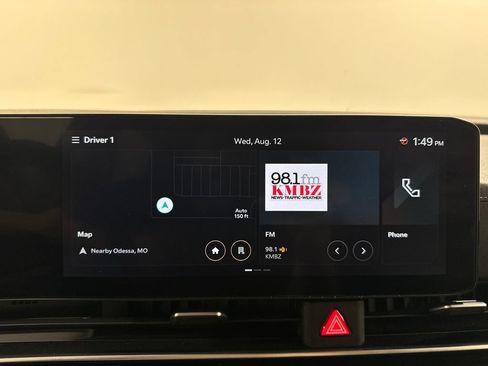 Used 2025 Kia Carnival FWD image 3