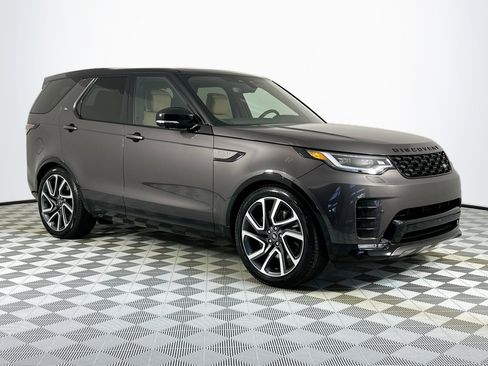 Used 2025 Land Rover Discovery Dynamic SE image 3