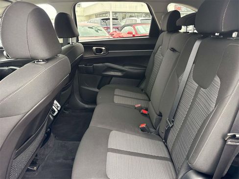 Used 2022 Kia Sorento LX image 9
