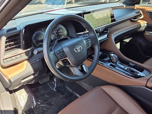 Used 2025 Toyota Crown Signia Limited image 10