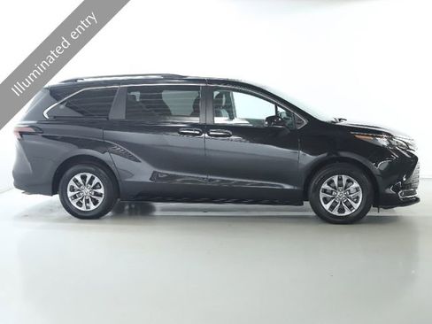 Used 2024 Toyota Sienna XLE image 11