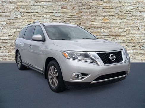 Used 2014 Nissan Pathfinder SL w/ SL Premium Package FWD image 2