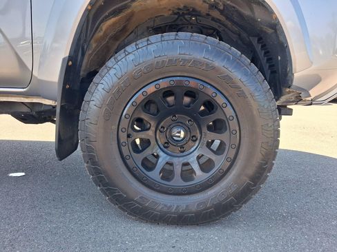 Used 2018 Toyota Tacoma TRD Sport AWD/4WD image 10
