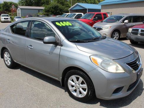 Used 2014 Nissan Versa SV image 3