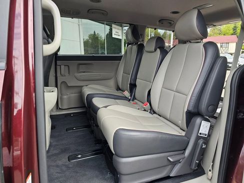 Used 2017 Kia Sedona LX w/ LX Essentials Premium Package FWD image 17
