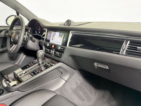 Certified 2026 Porsche Macan AWD/4WD image 29