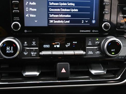 Used 2021 Toyota Highlander LE image 28