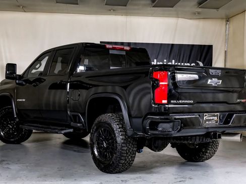 Used 2025 Chevrolet Silverado 2500 ZR2 w/ Technology Package image 10