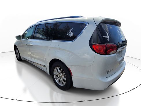 Used 2020 Chrysler Pacifica Touring-L FWD image 5