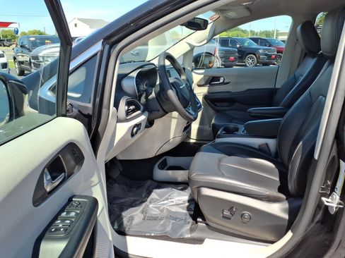 Used 2024 Chrysler Pacifica Touring-L FWD image 10