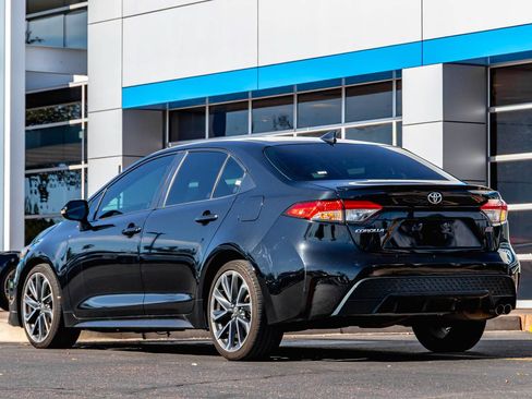 Used 2020 Toyota Corolla SE w/ SE Premium Package FWD image 3