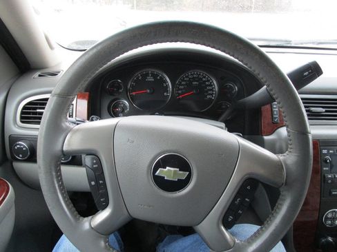 Used 2014 Chevrolet Suburban LT image 12