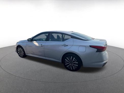 Used 2025 Nissan Altima 2.5 SV FWD image 10