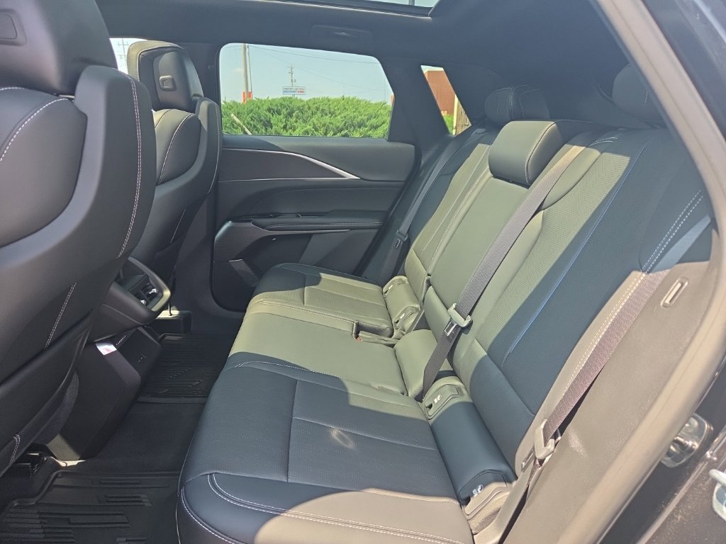 Used 2024 Cadillac Lyriq Luxury AWD/4WD image 16