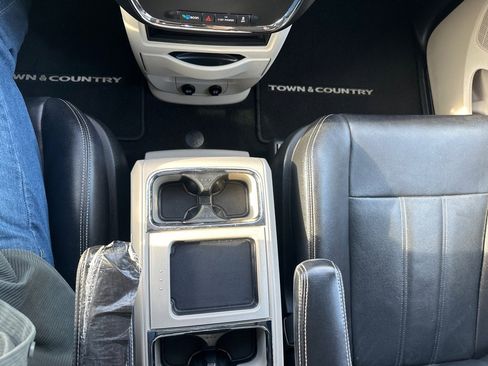 Used 2014 Chrysler Town & Country Touring image 21