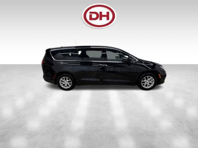 Used 2025 Chrysler Pacifica Select FWD image 2