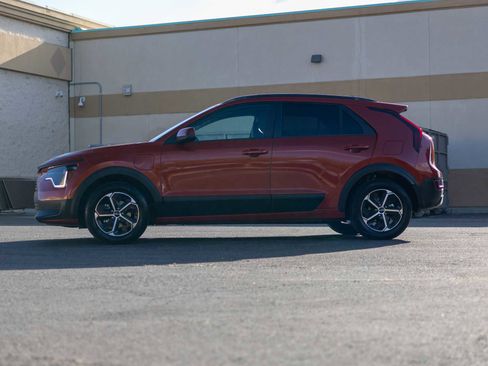 Used 2023 Kia Niro EX image 4