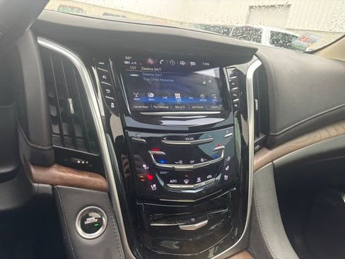 Used 2020 Cadillac Escalade Premium Luxury image 11