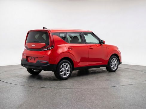Used 2025 Kia Soul LX w/ LX Technology Package FWD image 9
