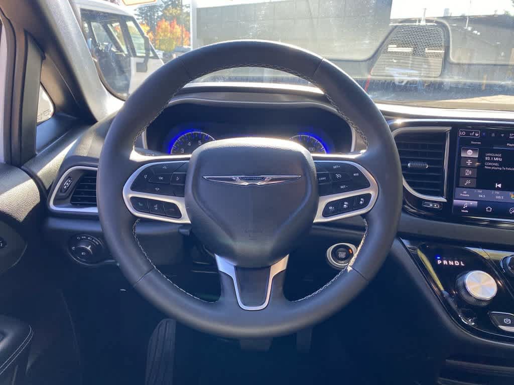 Used 2025 Chrysler Pacifica Select FWD image 18