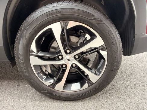 Used 2025 Chevrolet Trax RS w/ Driver Confidence Package FWD image 31
